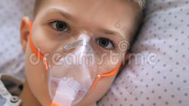 小男孩被用<strong>雾化</strong>器治疗，咳嗽。 小男孩使用<strong>雾化</strong>器进行吸入治疗